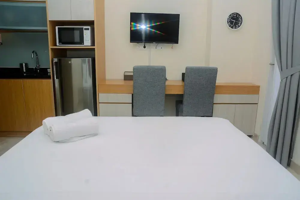 Джакарта: Pleasant and Simply Studio Room Menteng Park Apartment