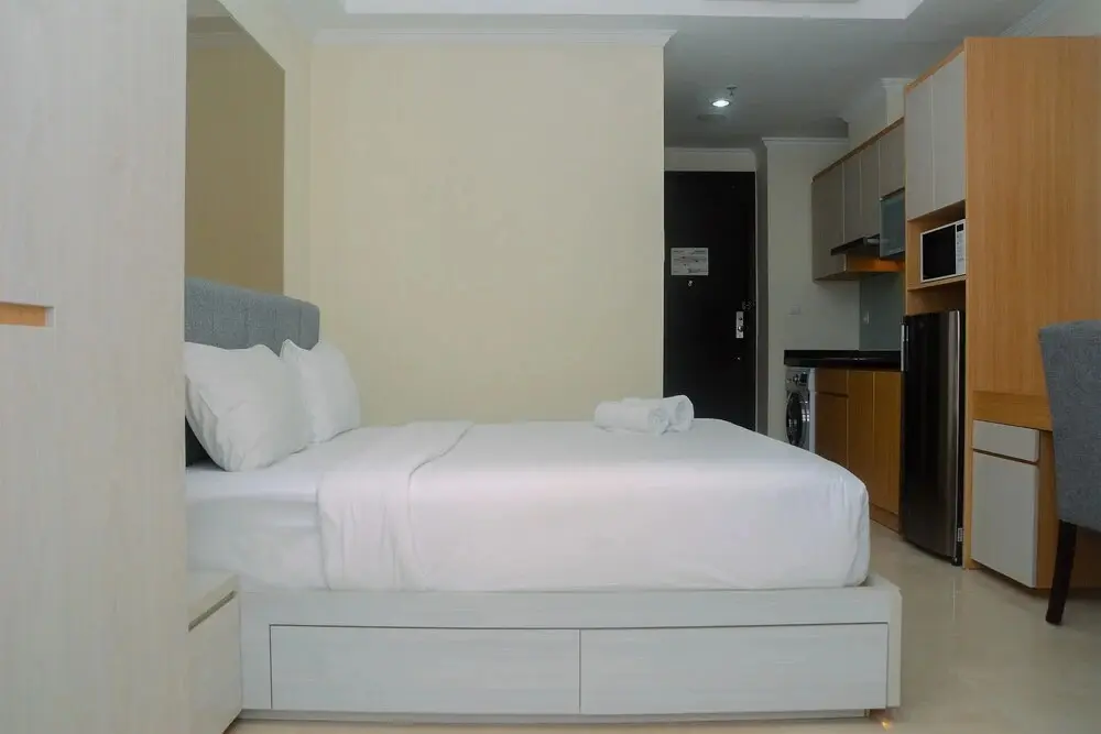 Джакарта: Pleasant and Simply Studio Room Menteng Park Apartment