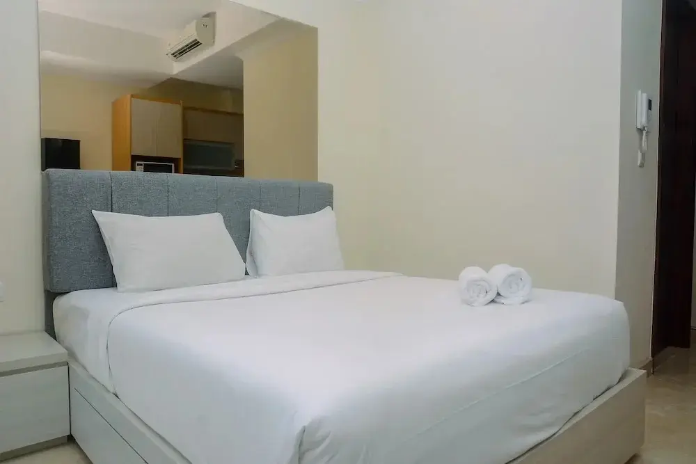 Джакарта: Pleasant and Simply Studio Room Menteng Park Apartment