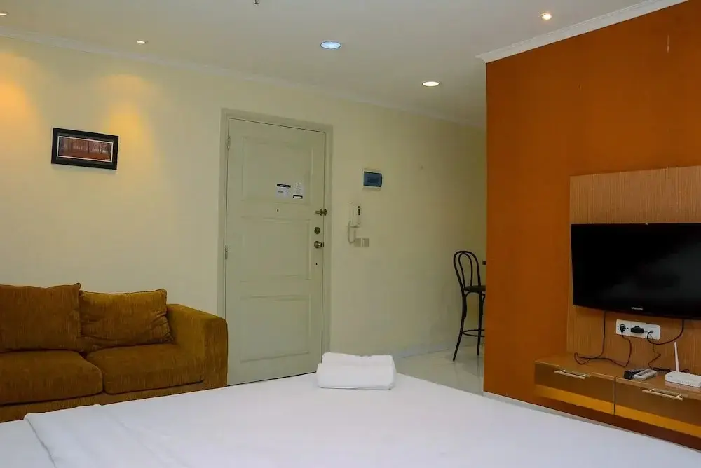 Джакарта: Pleasant Studio Apartment at City Home MOI