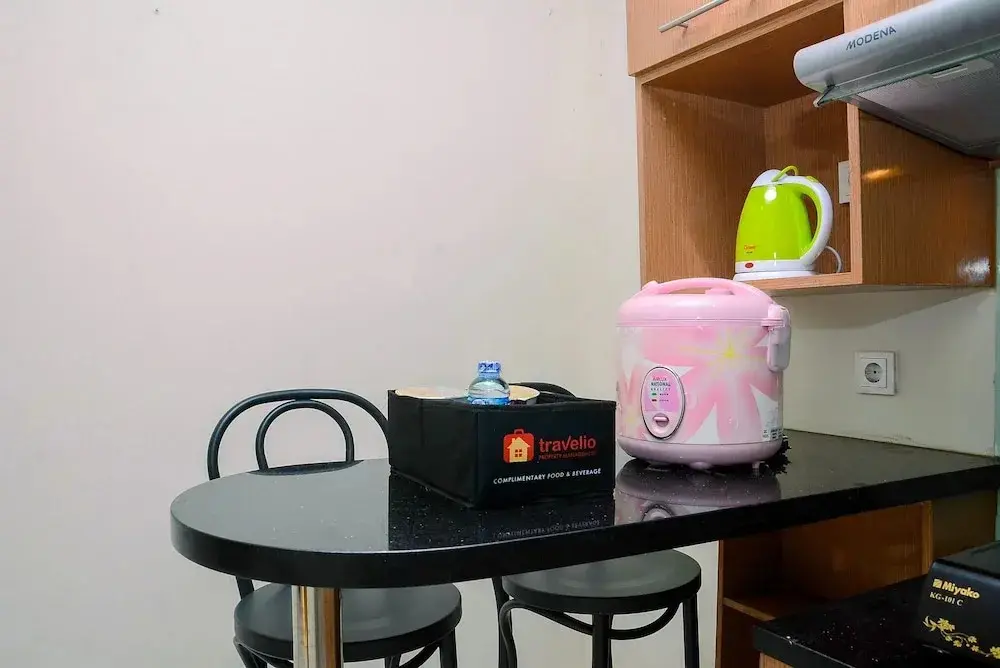 Джакарта: Pleasant Studio Apartment at City Home MOI