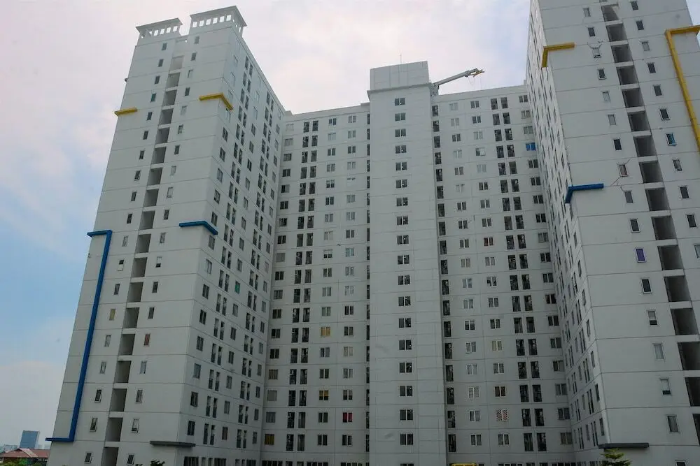 Fully Furnished and Cozy 2BR at Bassura City Apartment — фото 1