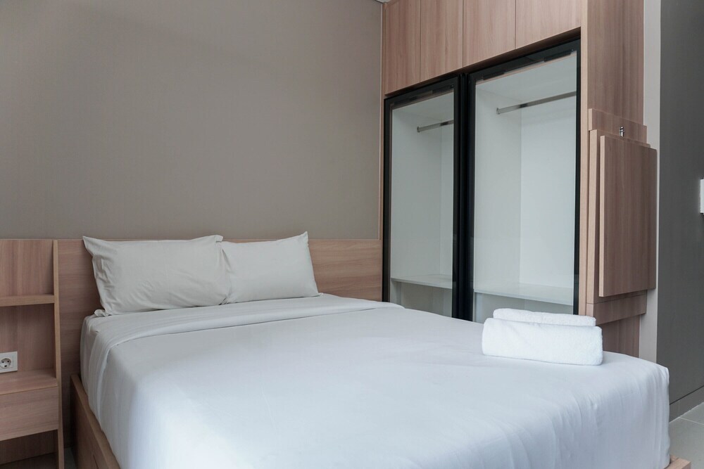 Джакарта: Comfortable Design Studio Apartment Ciputra International