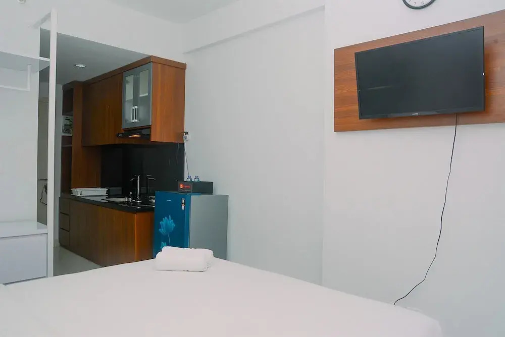 Бекаси: Cozy and Minimalist Studio Patraland Urbano Apartment near Bekasi Station
