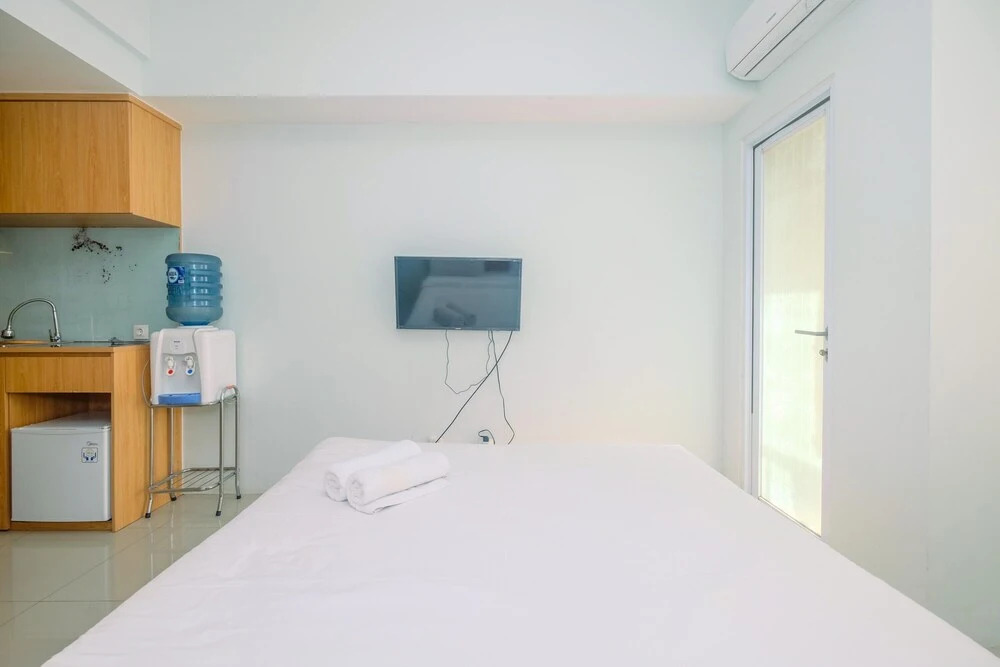 Караванг: Modern Studio with City View at Tamansari Mahogany Apartment