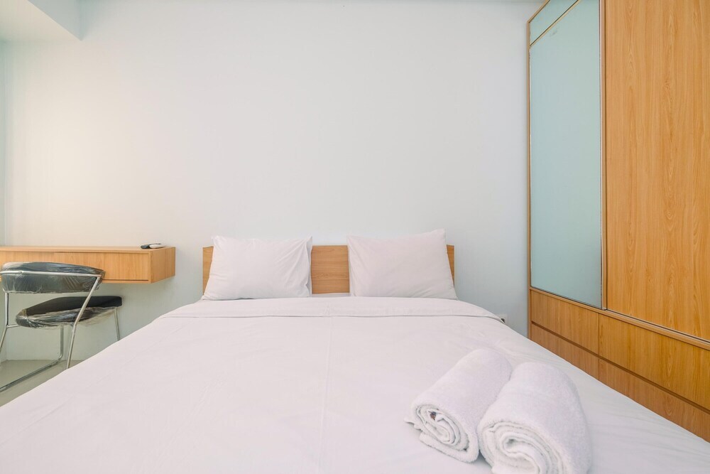 Караванг: Modern Studio with City View at Tamansari Mahogany Apartment