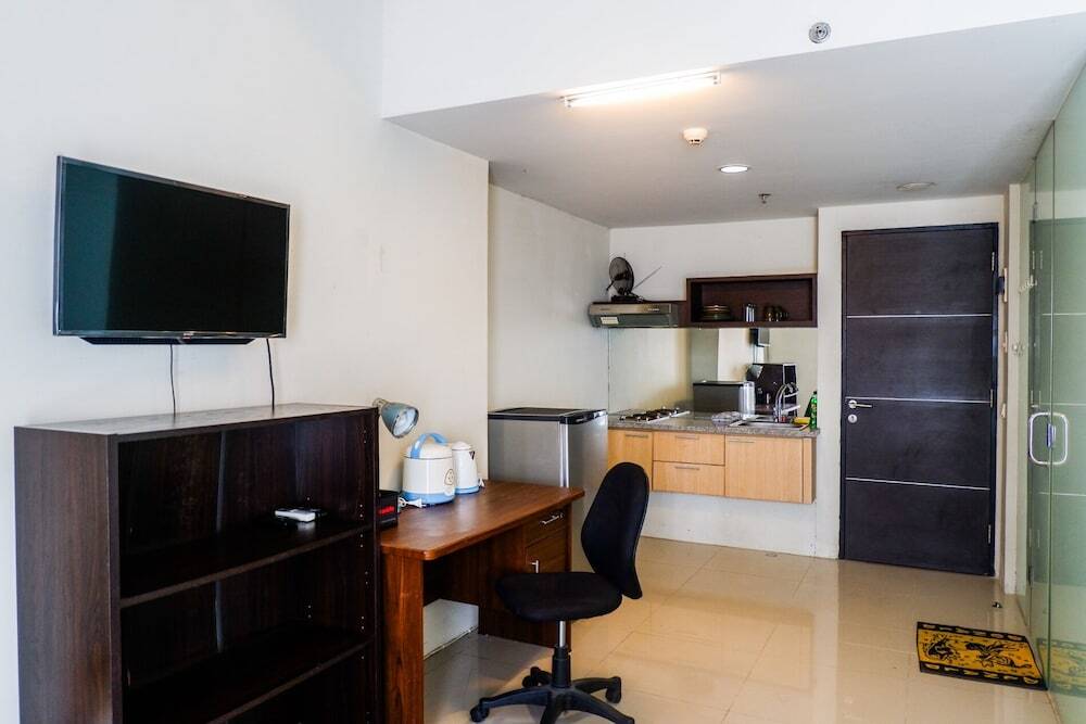 Сурабая: Studio Suite Room at The Square Apartment