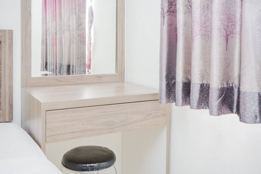 Южный Тангеранг: Modern and Good Choice for Studio Room Bintaro Icon Apartment