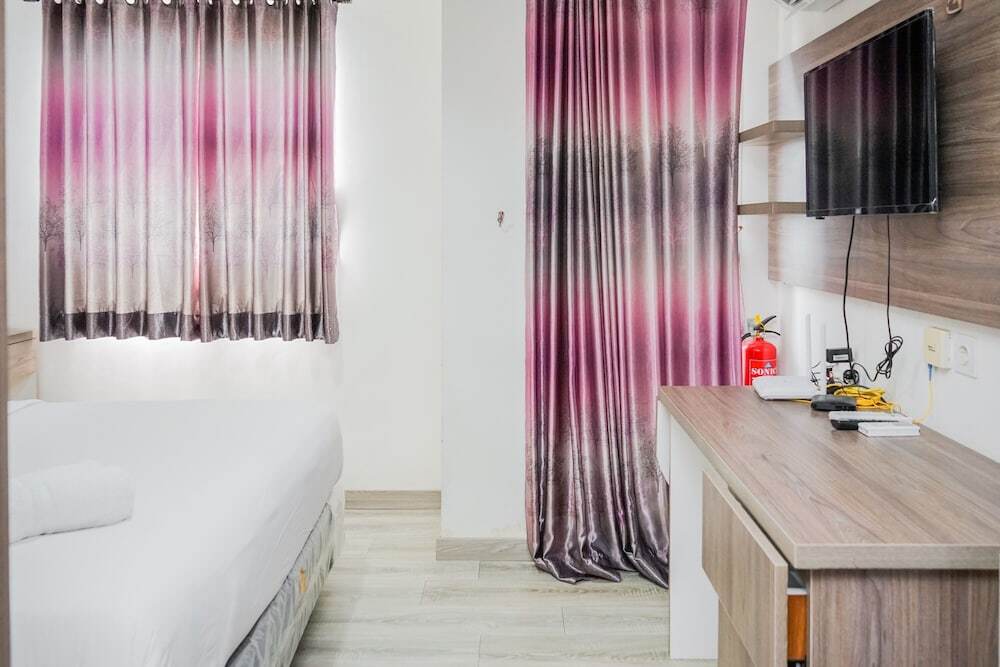 Южный Тангеранг: Modern and Good Choice for Studio Room Bintaro Icon Apartment