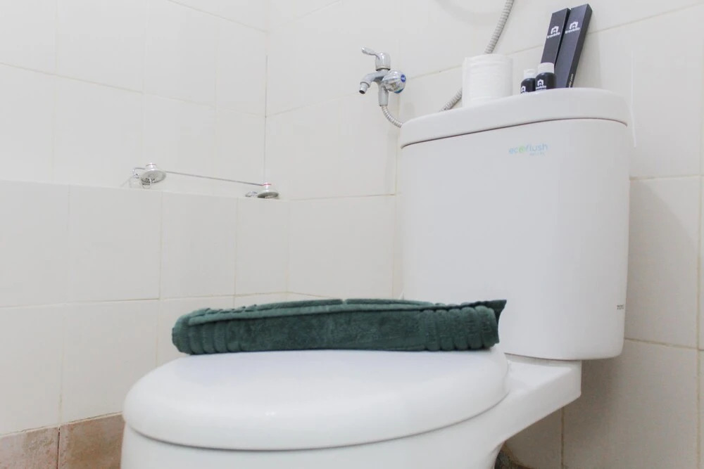 Джакарта: Homey and Cozy 2BR Bassura City Apartment near Mall