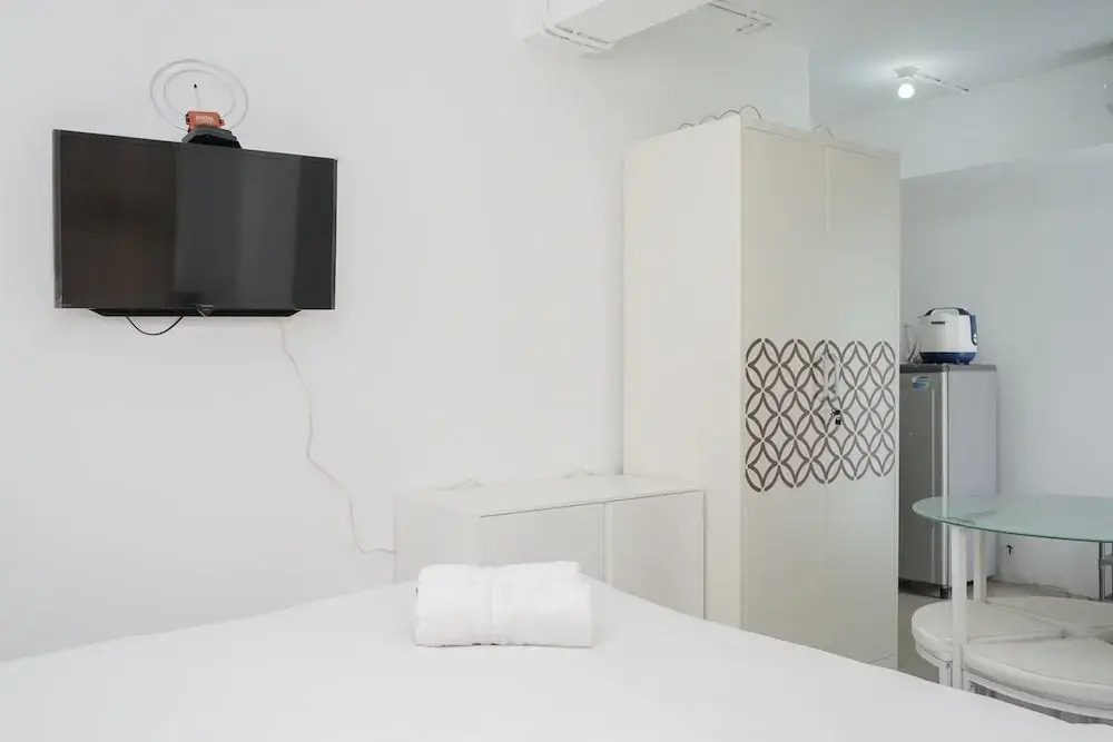 Южный Тангеранг: New and Simply Studio at Urbantown Serpong Apartment