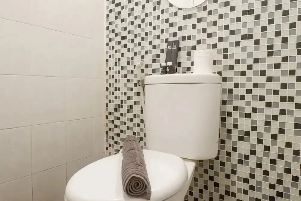 Сурабая: Trendy and Tidy Studio Room at Puri Mas Apartment