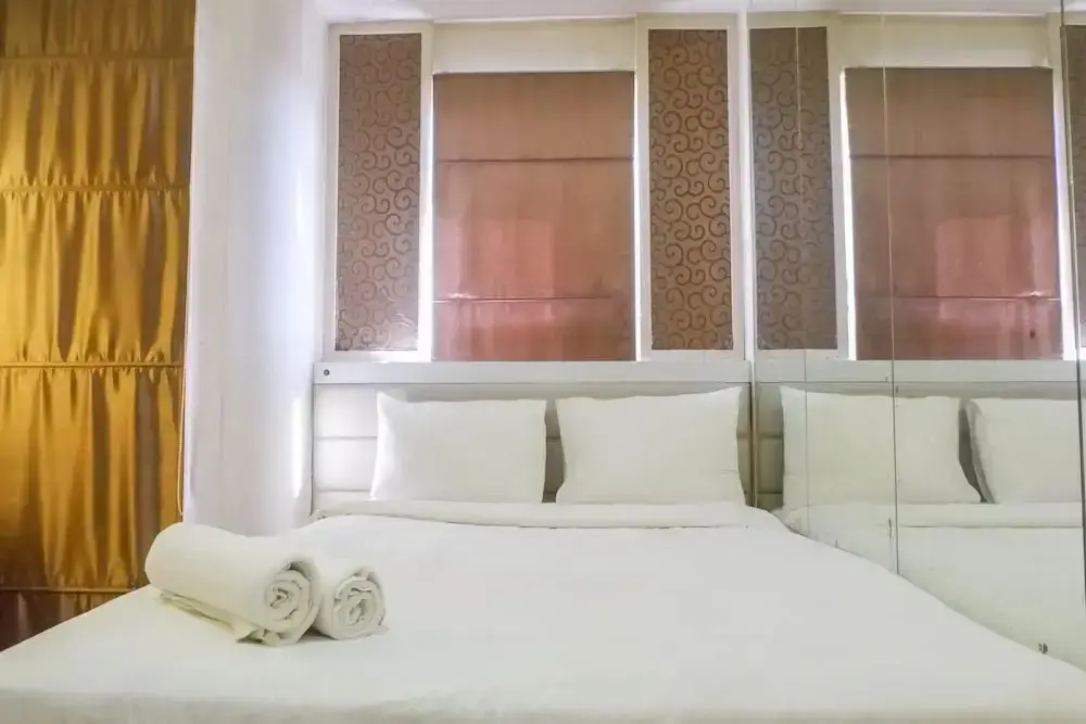 Сурабая: Trendy and Tidy Studio Room at Puri Mas Apartment