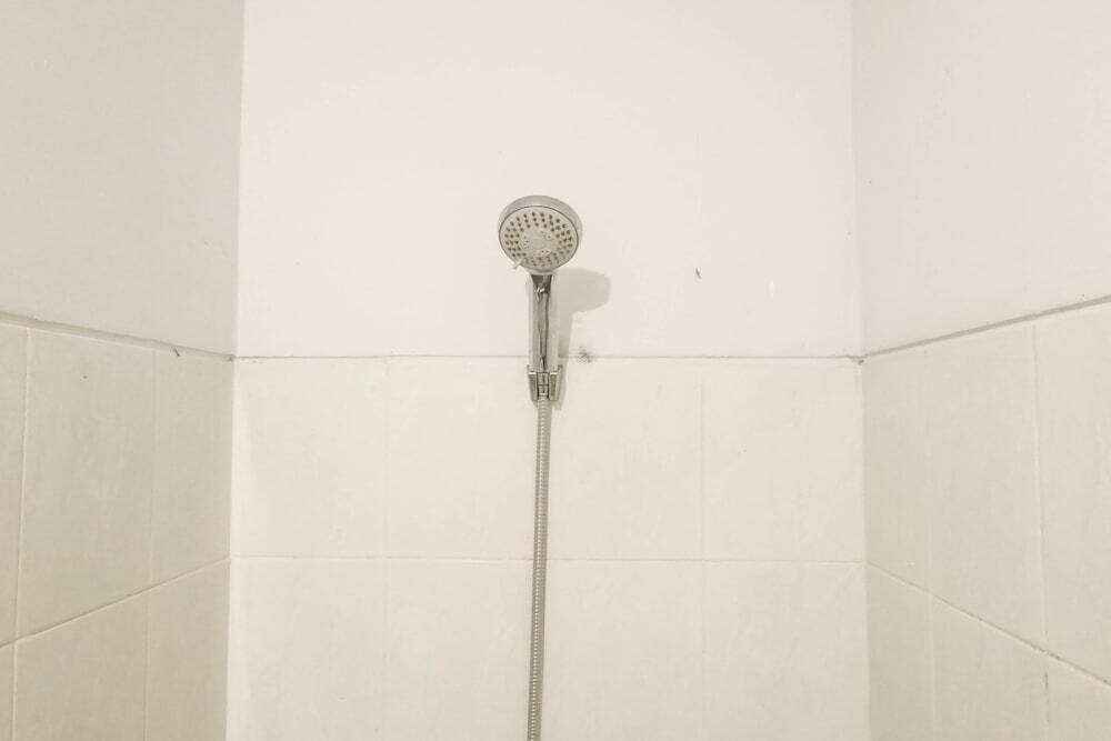 Сурабая: Trendy and Tidy Studio Room at Puri Mas Apartment