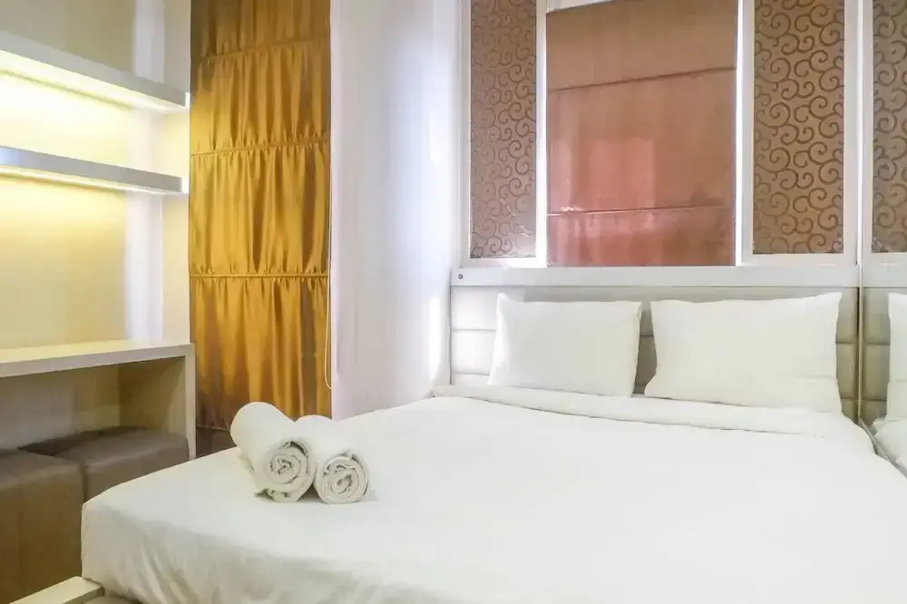 Сурабая: Trendy and Tidy Studio Room at Puri Mas Apartment