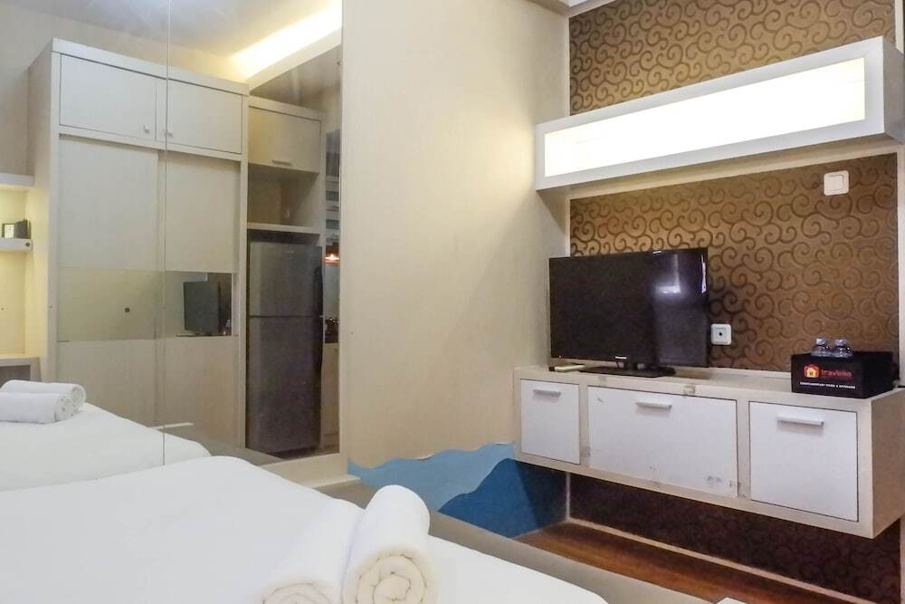 Сурабая: Trendy and Tidy Studio Room at Puri Mas Apartment