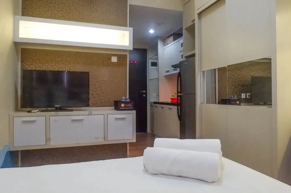 Сурабая: Trendy and Tidy Studio Room at Puri Mas Apartment