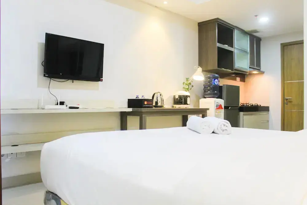 Чикаранг: Fully Furnished with Spacious Design Studio Apartment at The Oasis Cikarang