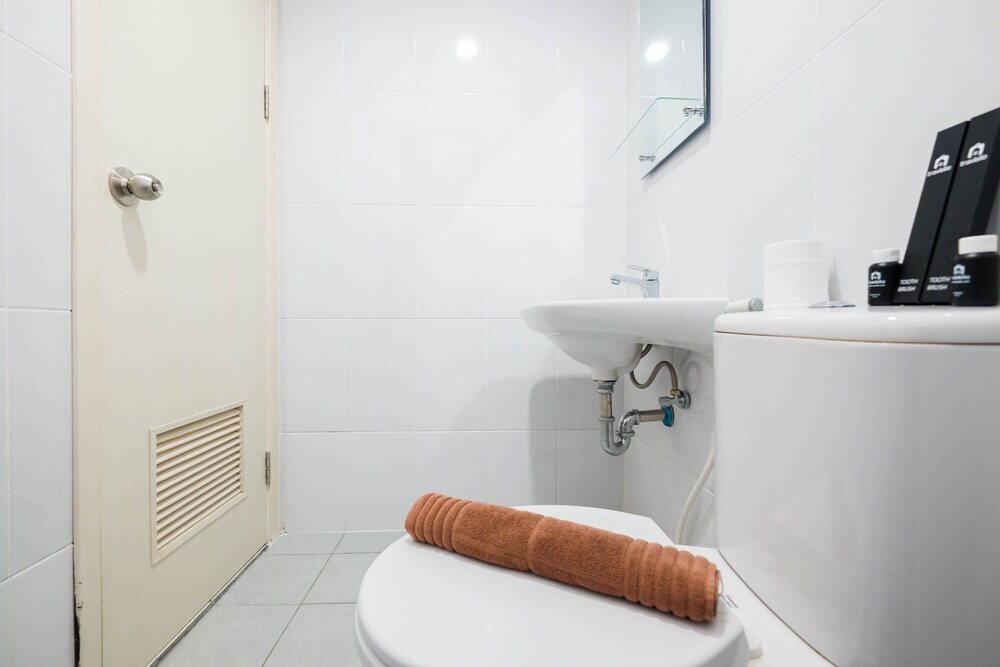 Бекаси: Modern And Comfy Studio Apartment At Patraland Urbano