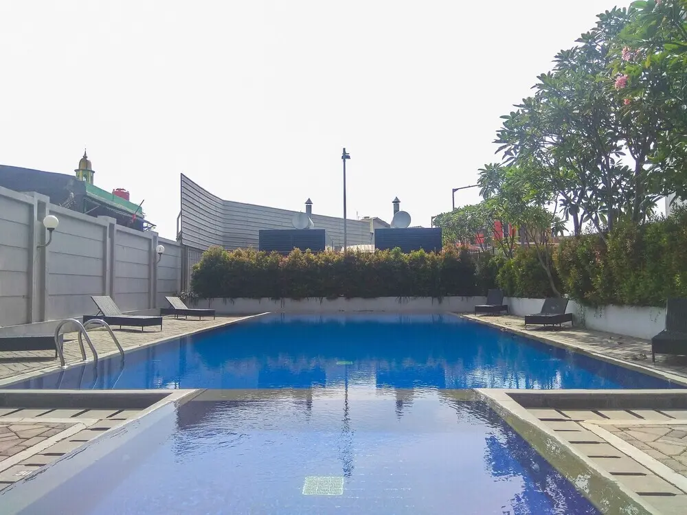 Джакарта: Cozy And Simply Studio Tifolia Apartment Near Kelapa Gading By Travelio
