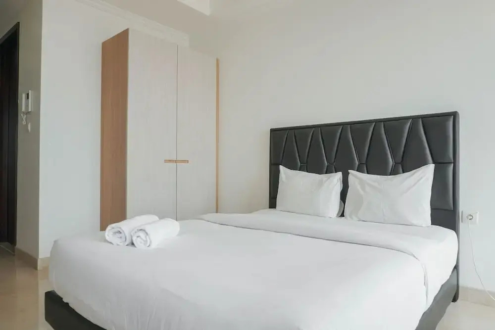 Джакарта: Minimalist And Strategic Studio Room At Menteng Park Apartment
