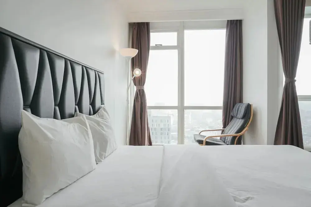 Джакарта: Minimalist And Strategic Studio Room At Menteng Park Apartment