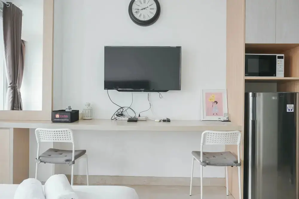 Джакарта: Minimalist And Strategic Studio Room At Menteng Park Apartment