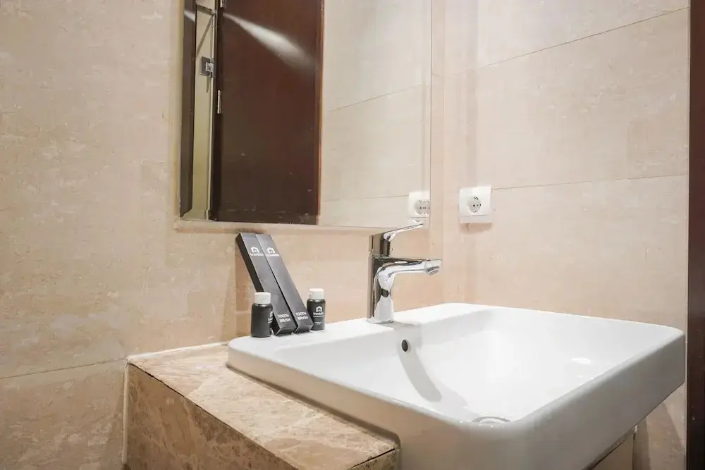 Джакарта: Minimalist And Strategic Studio Room At Menteng Park Apartment
