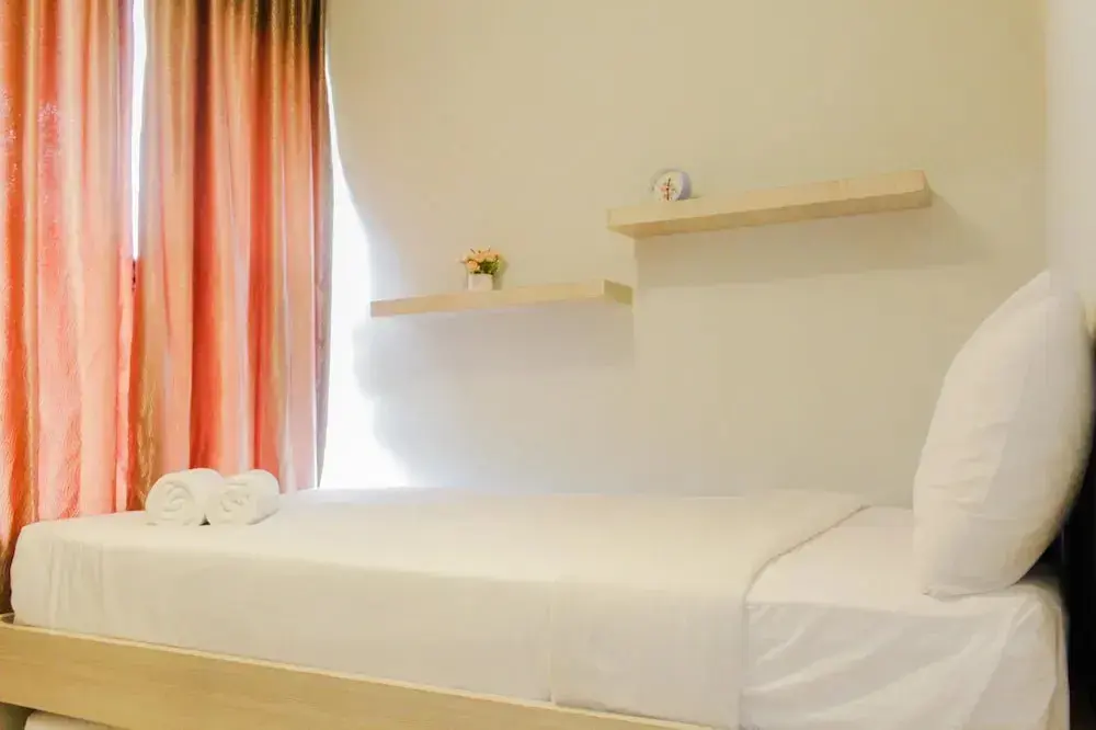 Джакарта: Fresh And Bright Studio Room At Nifarro Park Apartment
