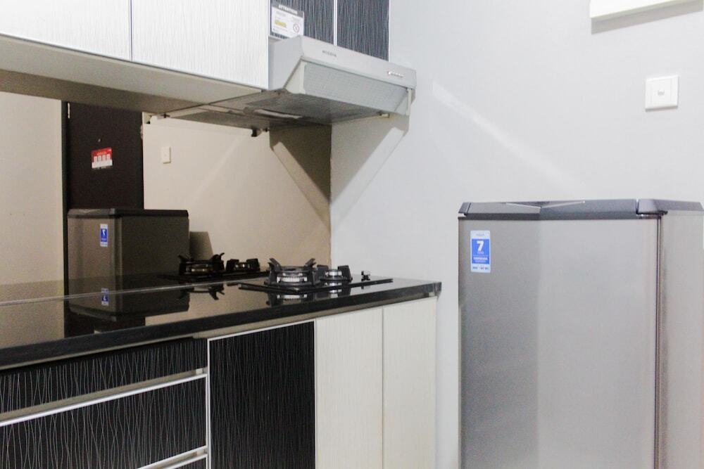 Джакарта: Fresh And Bright Studio Room At Nifarro Park Apartment
