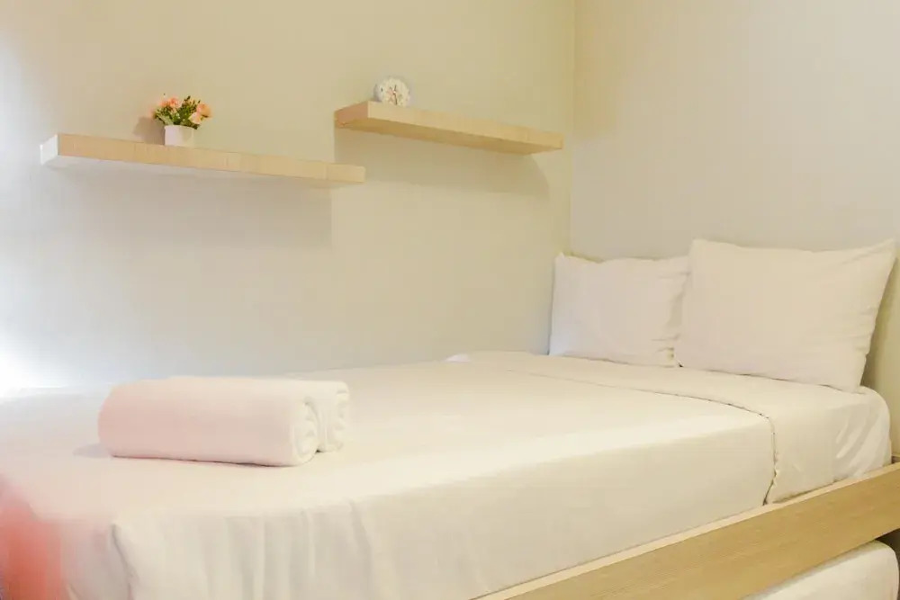 Джакарта: Fresh And Bright Studio Room At Nifarro Park Apartment