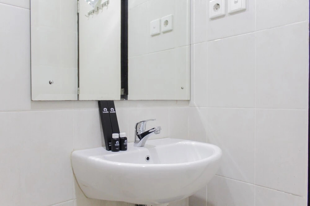 Джакарта: Fresh And Bright Studio Room At Nifarro Park Apartment