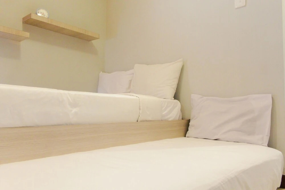 Джакарта: Fresh And Bright Studio Room At Nifarro Park Apartment