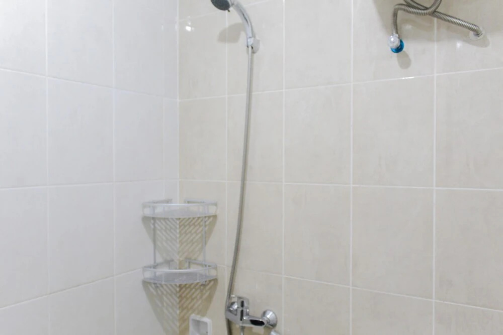 Джакарта: Fresh And Bright Studio Room At Nifarro Park Apartment