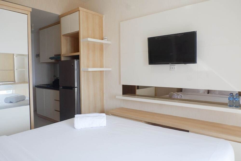 Сурабая: Comfortable and Well Appointed Studio Apartment Supermall Mansion