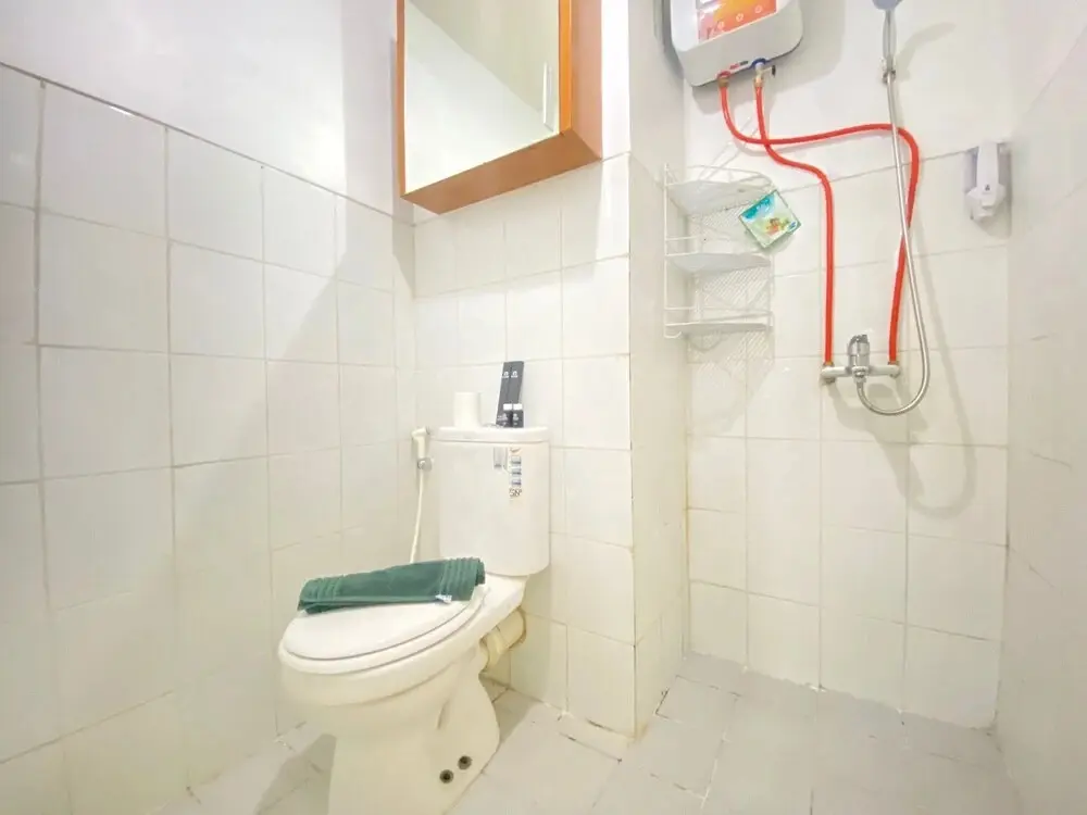 Бандунг: Spacious Studio Room with Sofa Bed at Emerald Towers Apartment