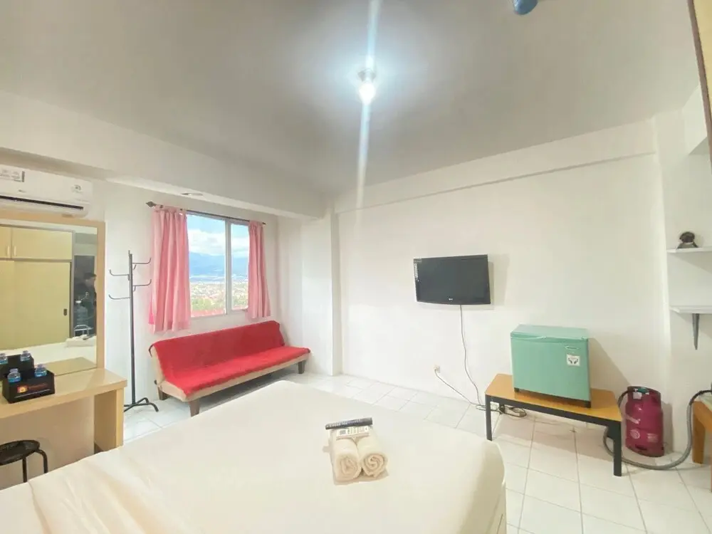 Бандунг: Spacious Studio Room with Sofa Bed at Emerald Towers Apartment