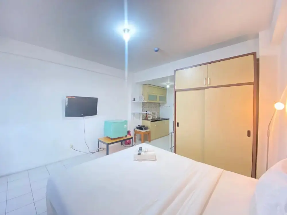 Бандунг: Spacious Studio Room with Sofa Bed at Emerald Towers Apartment