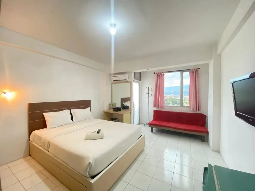 Бандунг: Spacious Studio Room with Sofa Bed at Emerald Towers Apartment