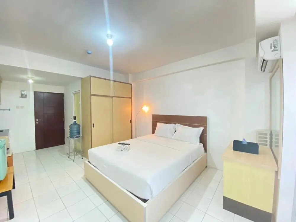 Бандунг: Spacious Studio Room with Sofa Bed at Emerald Towers Apartment