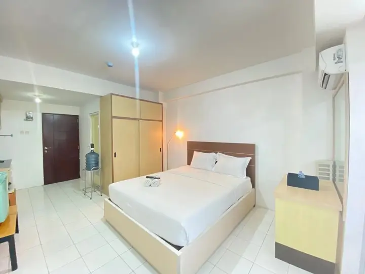 Бандунг: Spacious Studio Room with Sofa Bed at Emerald Towers Apartment