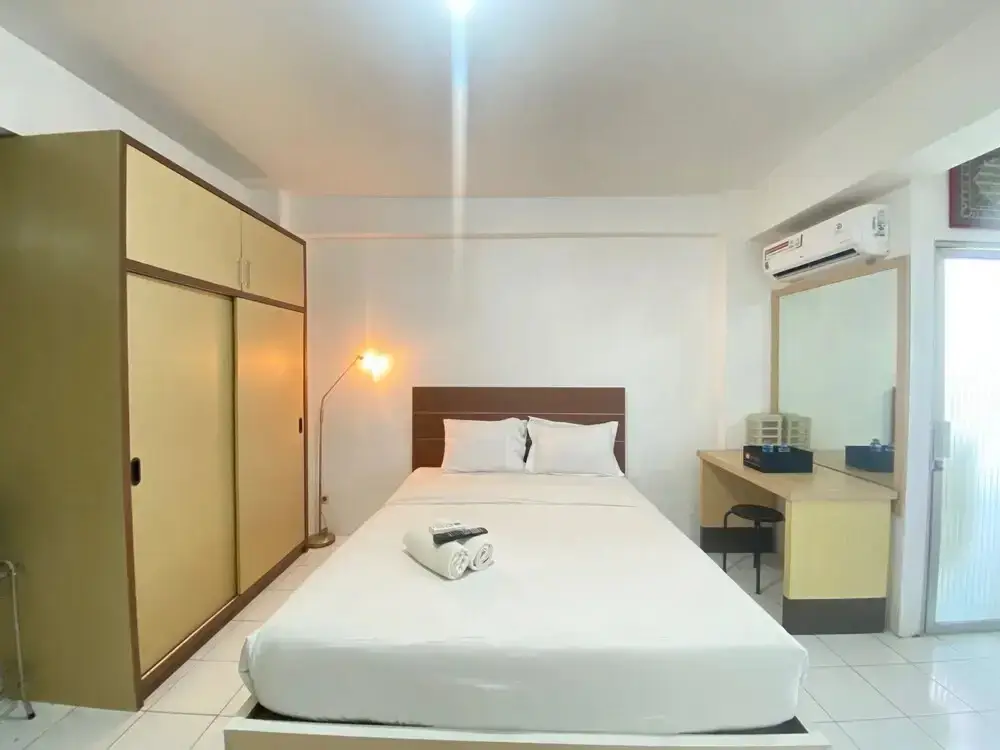 Бандунг: Spacious Studio Room with Sofa Bed at Emerald Towers Apartment