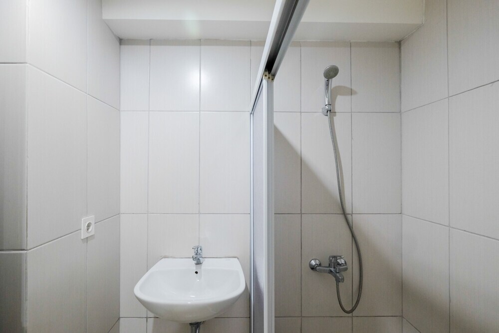 Бекаси: Comfy and Modern 2BR Grand Kamala Lagoon Apartment