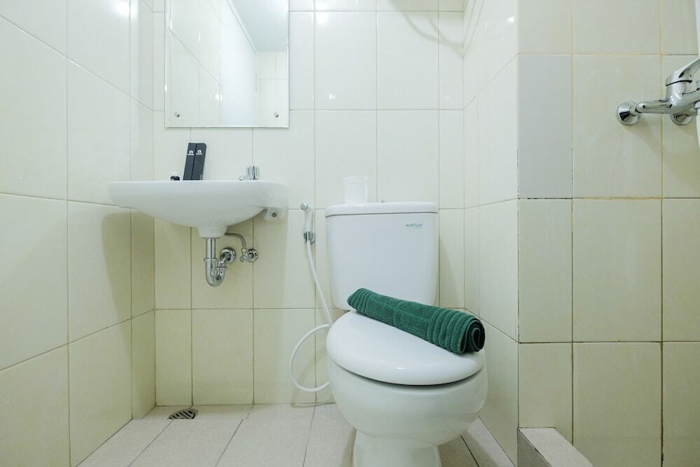 Бекаси: Spacious 2BR Apartment at The Springlake Summarecon Bekasi