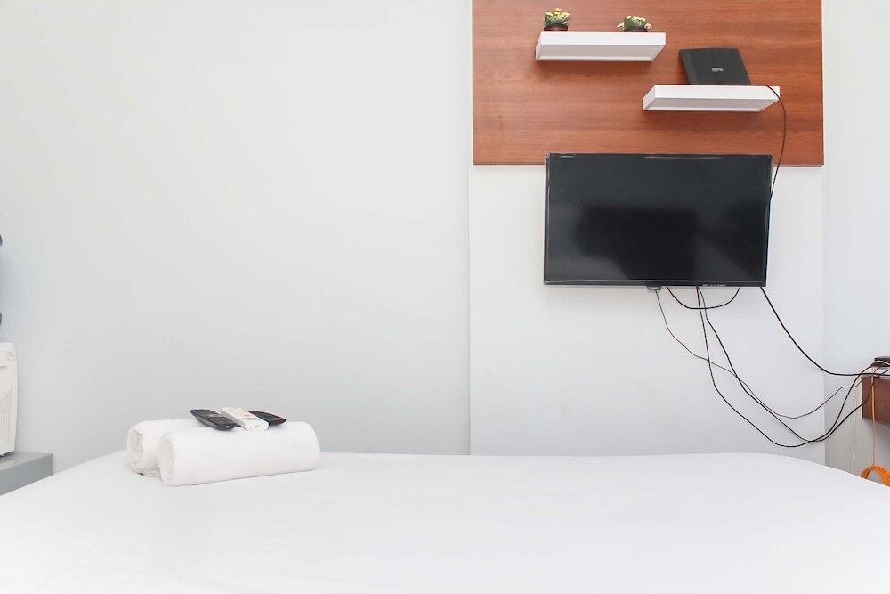Бекаси: Comfort and Homey Studio at Patraland Urbano Apartment