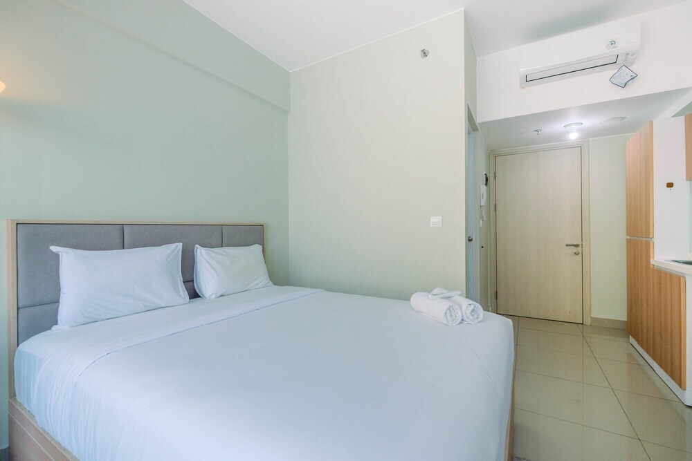 Бекаси: Functional and Minimalist Studio Apartment at Springlake Summarecon