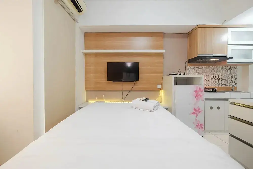 Бекаси: Modern Studio with Great Lake View at Springlake Summarecon Apartment