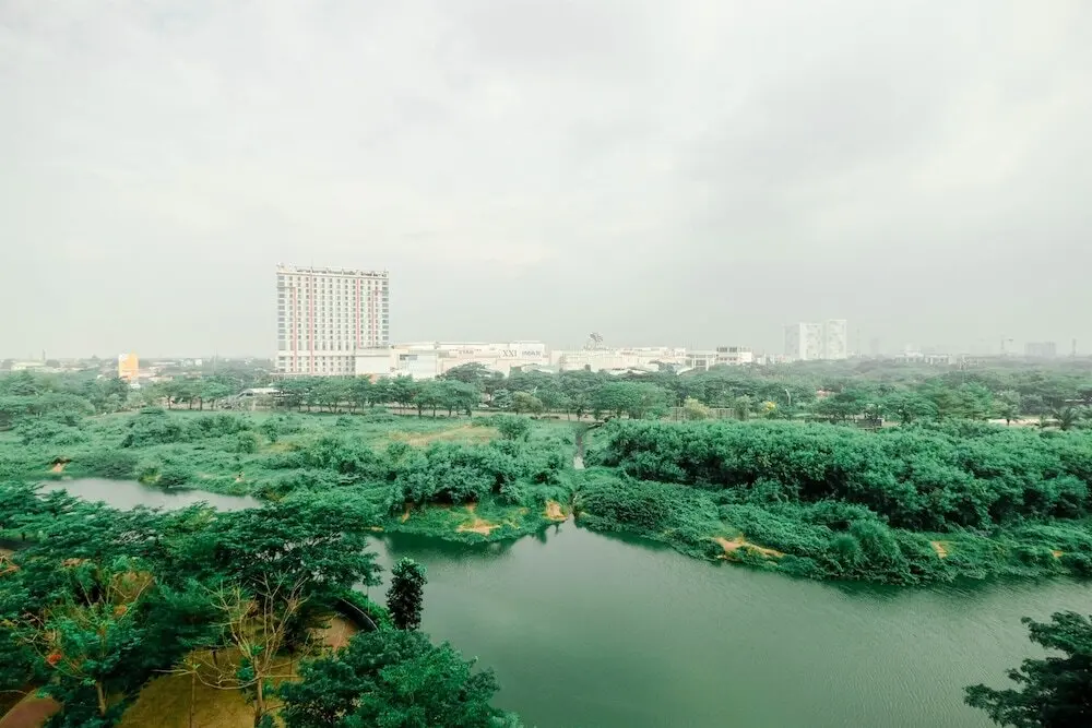 Бекаси: Modern Studio with Great Lake View at Springlake Summarecon Apartment