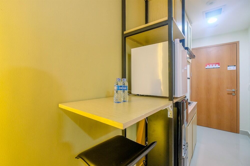 Депок: Cozy Living Studio Room at Evenciio Margonda Apartment