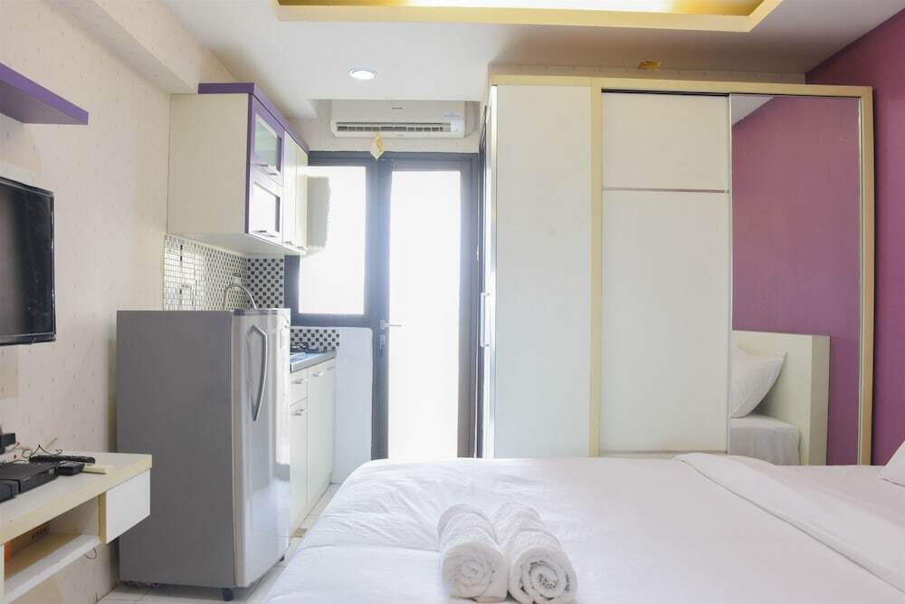 Джакарта: Homey and Simply Studio Room at Kebagusan City Apartment